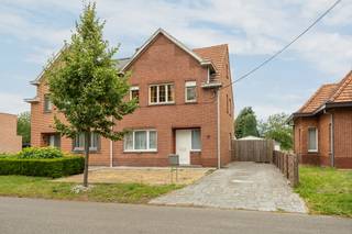 Te renoveren woning met 2 ruime slaapkamers op een groot perceel van 1082m² in één van de mooiste straten te Mol Ezaart. EPC 742 kWh/m² Label...