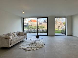 Een landelijke setting, moderne uitstraling en hoogwaardige materialen, dat is het minste wat je van residentie Michel &amp; Maurice mag verwachten. Dit nieuwbouwproject in het hartje van Wielsbeke zal heel wat puntjes op je verlanglijstje afvinken. Of je nu op zoek bent naar een startersflat, een gezinswoning of een goede investering, je vindt het hier. De residentie biedt zowel één-, twee- als drieslaapkamerappartementen waarin praktisch wooncomfort centraal staat. Alle flats beschikken over een mooi zonneterras met zicht op de gezellige binnentuin, het kloppend hart van de residentie. De ideale plek om je buren te ontmoeten en zwoele zomeravonden door te brengen.<br /><br />De open indeling geeft elk appartement een erg ruimtelijk gevoel. Ben je een eerder een stadsmens? Ga dan voor een appartement aan de Rijksweg en volg wat er leeft in Wielsbeke, zelfs vanuit je luie stoel. Heb je het meer voor rust en ruimte? Dan zal het weidse uitzicht van de appartementen in de Molenstraat je zeker charmeren.<br /><br />In residentie Michel &amp; Maurice is er voor elk wat wils!<br /><br />Ontdek het zelf en vraag hier verdere info aan.