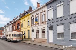 Bieden vanaf €150.000. Dit betreft een instelprijs. De verkoper behoudt zich het recht voor om elk bod te aanvaarden of te weigeren.<br />- Ideale ligging met vlotte verbinding: René Gombertstraat 14 in Menen<br />- Ruime, goed onderhouden rijwoning<br />- Karakteristieke gevel (bouwkundig geïnventariseerd erfgoed)<br />- Leefruimte met praktische keuken en veranda<br />- Handige berging<br />- Tuin met terras en uitweg <br />- Achterliggende garage<br />- 4 slaapkamers<br />- Kruipzolder met zoldertrap<br />- EPC: 494 kWh/m²/jaar (vrijgesteld van renovatieplicht want geïnventariseerd bouwkundig erfgoed), UC: 3567652