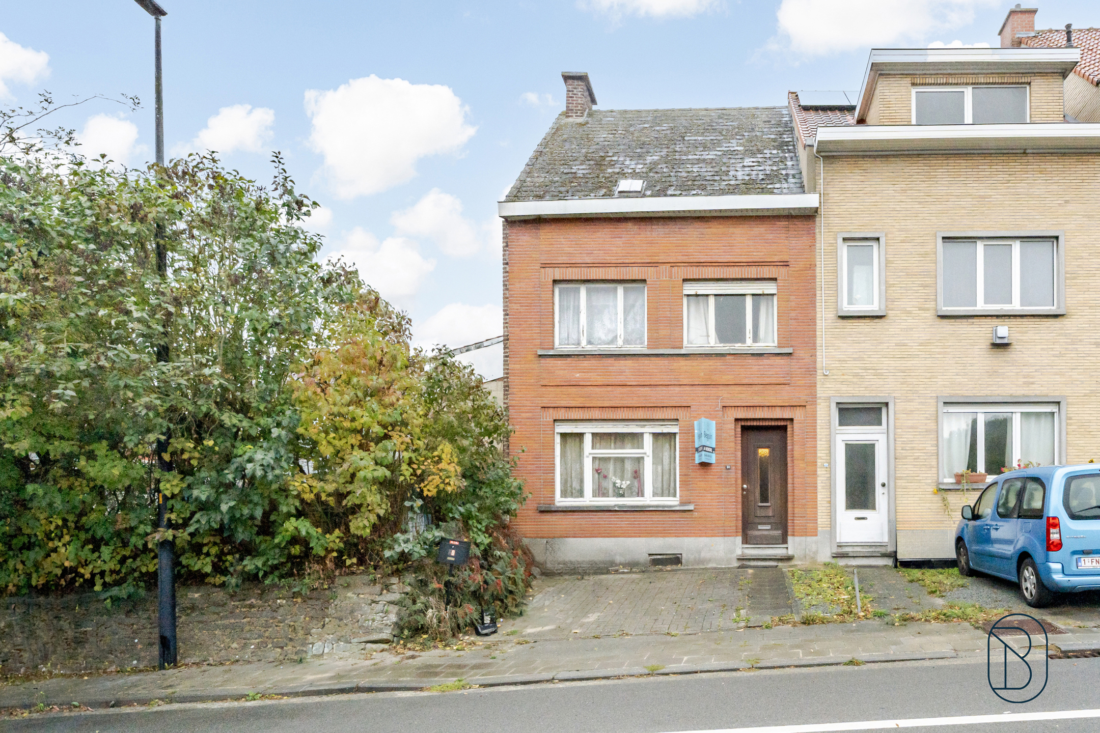 Degelijke woning met oprit en grote tuin + 307 m² bouwgrond! - foto 3