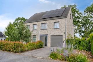 Century21ImmoNero stelt voor, deze recent gebouwde, ruime (= 275m²) woning in werkelijk perfecte staat, uitstekend gelegen in de gegeerde residentiële wijk "Ten Trappen" op een mooi terrein van 481m², op 100m van bushalte en omvattende:Inkom met WC en trap, Leefruimte van 48m² met volledig ingerichte open keuken van 2024, Ingerichte wasplaats 9m²; Garage 1 wagen, Aangelegd terras met Pergola van 18m² aansluitend aan de tuin. Verdiep: 4 ruime slaapkamers van 16m²; 17m², 12m² en 12m², een badkamer met douche en ligbad, een douchekamer met lavabo en afzonderlijk toilet. Verdiep2: ruime poyvalente ruimte van 36m² welke als hobbyruimte, bureel of wintersalon kan gebruikt worden of als 6de slaapkamer, een slaapkamer van 11m² en doucheruimte met WC en douche. Zeer energiezuinige woning dank zij Ventilatiesysteem D, Cv met gascondensatie ketel en 15 zonnepanelen. EPC = A+ = 55kWh/m². WC, wasmachine en buitenkraan aangesloten op regenwater. DEZE WONING VERKEERT WERKELIJK IN NIEUWBOUWSTAAT!!