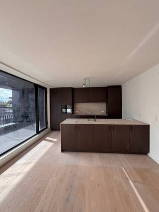 Ruim en licht appartement met terras in het centrum van Mol.
Dit ruime appartement op de derde verdieping biedt een comfortabele en doordachte indeling met een oppervlakte van 145 m² en een aangenaam terras van 9,5 m².
Via de inkomhal met apart toilet kom je in de royale leefruimte met open keuken, die dankzij haar indeling en grote raampartijen geniet van veel natuurlijk licht.
Het appartement beschikt over twee volwaardige slaapkamers, ideaal voor een gezin, koppel of wie graag een bureau of logeerkamer voorziet. De badkamer is centraal gelegen en vlot bereikbaar vanuit de nachthal.
Een absolute meerwaarde is het ruime terras, perfect om te genieten van de buitenlucht.
Het gebouw is uitgerust met een lift, wat zorgt voor extra comfort en toegankelijkheid.
Daarnaast is de aankoop van een kelderberging verplicht. Er zijn meerdere kelderbergingen beschikbaar met oppervlaktes tussen 8,4 m² en 20,5 m², wat extra opslagruimte en praktisch comfort biedt.
Ontvang je graag meer informatie? Neem contact met ons op via 014 37 75 73 of info@dockx.com