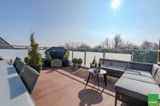 Schitterend penthouse appartement met 2 slaapkamers en groot zuidgericht terras aan de Groentenmarkt.Indeling:Inkomhall met vestiaire en aparte...