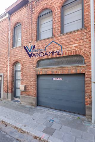 Ruime instapklare woning met 4 slaapkamers, 2 badkamers, tuin en garage op een steenworp van de Gavers (elektriciteit goedgekeurd, zonnepanelen, <strong>Energielabel D wordt behaald met een minimum aan kosten..</strong>.) AI werd hier enkel gebruikt om ruimtes clean te maken. Er werd niets gewijzigd aan de vaste inrichting).