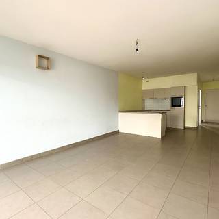 Op een rustige locatie, op slechts een steenworp van het centrum en de Leie met het jaagpad op wandelafstand, vindt u dit appartement met veel licht en ruimte.<br /><br />Gelegen op de eerste verdieping (geen lift aanwezig), verwelkomt dit appartement u in een ruime, lichtrijke leefruimte met aansluitend een open, volledig ingerichte keuken voorzien van alle toestellen.<br />Verder beschikt het appartement over een praktische berging met wasmachine-aansluiting, 2 comfortabele slaapkamers, een badkamer met dubbel lavabomeubel en ligbad met douchemogelijkheid en een apart toilet.<br /><br />Geniet van de buitenlucht op het zonnige terras en profiteer van het extra gemak van een <strong>dubbele privatieve ondergrondse autostaanplaats genummerd 54 & 55</strong>.<br /><br />Extra troef: het appartement is momenteel verhuurd, wat zorgt voor een onmiddellijke huuropbrengst – ideaal als investering!<br /><br /><em>Sommige foto's werden digitaal bewerkt om de ruimte zonder meubels weer te geven.</em>