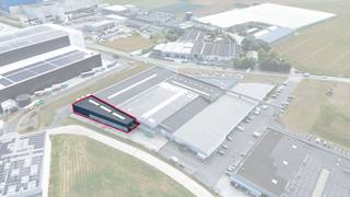 Deze functionele en perfect onderhouden magazijnruimte met een oppervlakte van 730 m² is uitstekend gelegen langs de Beversesteenweg te Roeselare.<br /><br />De loods beschikt over een vrije hoogte van +/- 6 m en is toegankelijk via een automatische sectionale poort en een inkomdeur aan de zijkant. Verder is de ruimte uitgerust met een lichtstraat, warmeluchtblazers op gas, een duurzame polybetonvloer, LED-verlichting, kantoorruimte met 2 toiletten en een 380V-elektriciteitsaansluiting.<br /><br />Dankzij de strategische ligging nabij de E403 (afrit 8 Roeselare-Beveren) geniet u van een vlotte verbinding naar naar de E40 en E17, wat zorgt voor een uitstekende bereikbaarheid.<br /><br />Op de verharde site is er bovendien ruime parkeer- en manoeuvreerruimte beschikbaar.<br /><strong>Beschikbaar </strong>vanaf 1 april 2027.<br /><br />Contacteer <strong>PANORAMA B2B</strong> voor bijkomende inlichtingen of een vrijblijvend plaatsbezoek <strong>050 300 800</strong>.