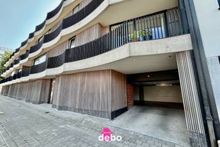 Prachtige nieuwbouw garage nummer 3 in een privaat afgesloten modern appartementsgebouw<br />100 €/maand (elektriciteit, stapelrekken en verlichting inbegrepen 