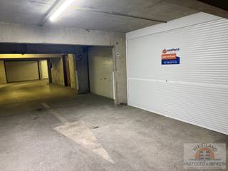 Bent u op zoek naar een ruime, afgesloten garage op een centrale ligging in Nieuwpoort-Bad? Dan is deze garage in de residentie Santhooft precies wat u zoekt.<br />Dankzij de uitstekende ligging bevindt u zich op wandelafstand van de zeedijk, winkels, restaurants en het openbaar vervoer. Ideaal voor wie veilig en comfortabel wil parkeren of extra bergruimte zoekt.<br />Afmetingen:<br />Breedte: 3,09 m<br />Lengte: 5,85 m<br />Hoogte: 2,33 m<br />Interesse? Contacteer ons gerust voor meer informatie of een bezichtiging.
