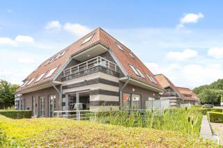 Ben je op zoek naar een comfortabel en instapklaar appartement aan zee, waar licht, rust en praktisch wonen samenkomen?<br /><br />Dit éénslaapkamerappartement op de benedenverdieping biedt een aangename woonbeleving in een verzorgd domein op wandelafstand van het strand en vlak bij de Royal Ostend Golf Club.<br /><br />De leefruimte met open keuken vormt het hart van het appartement en sluit mooi aan op het terras, de ideale plek om te genieten van de zon en de frisse zeelucht. Dankzij de ligging op de benedenverdieping geniet je van extra comfort en een vlotte toegankelijkheid.<br /><br />Het appartement beschikt over één slaapkamer, een badkamer en praktische bergruimte. De doordachte indeling en kwalitatieve afwerking zorgen ervoor dat dit appartement volledig instapklaar is.<br /><br />Een perfecte keuze voor wie op zoek is naar een comfortabel tweede verblijf, een zorgeloze investering of een gezellige woonst dicht bij zee.