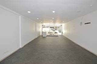 Gelegen in het commercieel centrum van Mechelen.handelspand: ong 70 m²De winkelruimte is 11m op 5 mDe bergruimte/ toilet 4 m op 3mIndeling:...