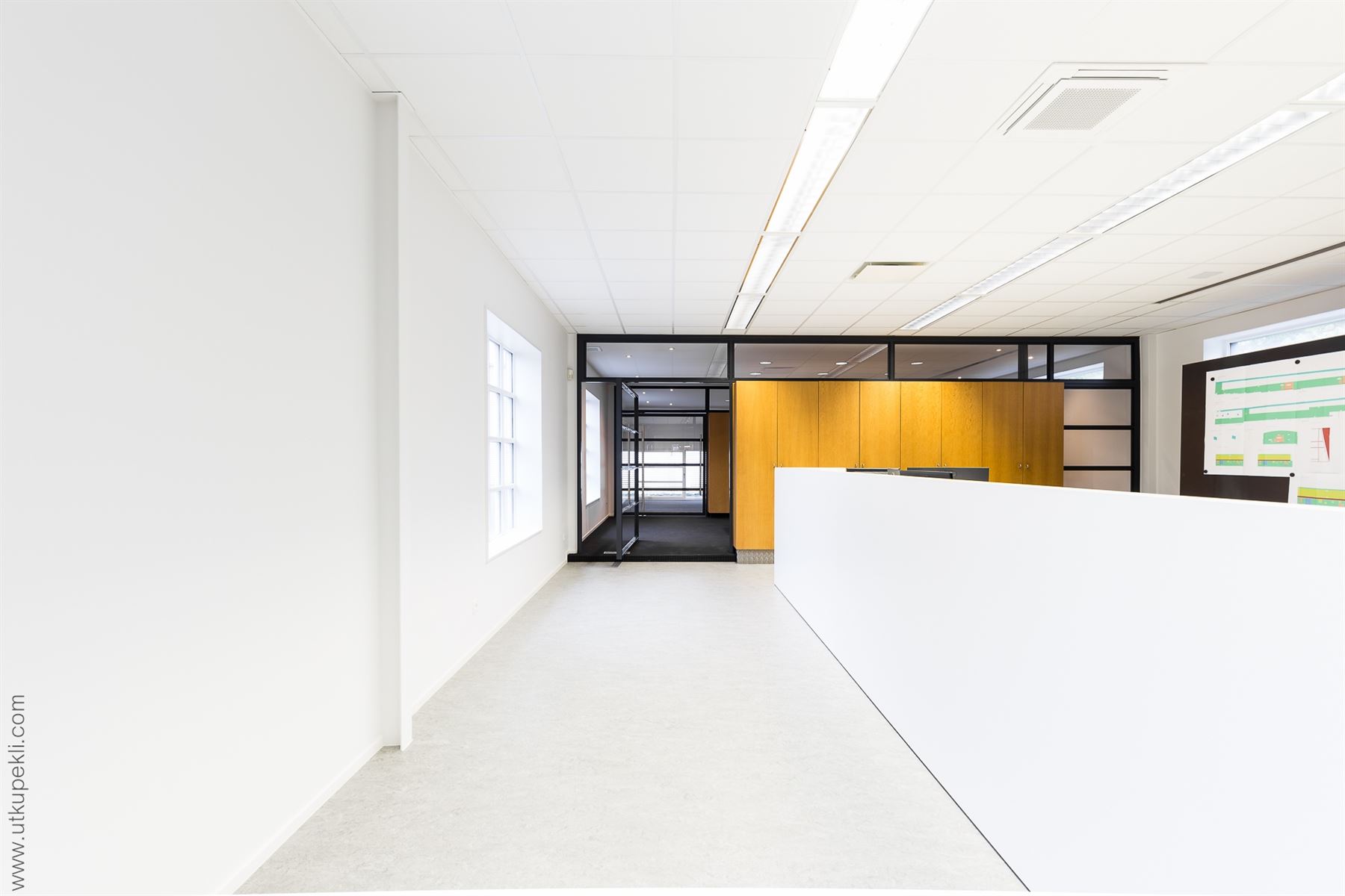 Goed gelegen veelzijdige bedrijfssite met kantoren, opslag en parking - foto 5