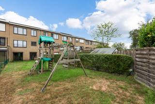 Zeer gunstig en residentieel gelegen woning aan de David Tenierslaan, een zijstraat van de Beukendreef. Zeer<strong> aangename woonomgeving in een rustige woonwijk</strong>! Het huis ligt tevens op wandelafstand van het centrum van Reet, met verschillende winkels, scholen en supermarkt Carrefour. Er is parkeergelegenheid op de eigen oprit voor 2 wagens en in de inpandige <strong>garage</strong>. Dit eigendom werd in 1981 gebouwd. In 2012 werd het plat dak vernieuwd & in 2017 de spuwmuren geïsoleerd. Deze woning heeft een goed EPC: <strong>label B. </strong> <br /><br />Op het <em><strong>GLVL</strong></em> bevinden zich een inkomhall, een apart toilet, een bureau/berging en een wasplaats. Het <strong><em>1e VERDIEP</em></strong> is ingedeeld in een traphall, een woonkamer in L-vorm en een modern ingerichte keuken. Op het <em><strong>2e VERDIEP</strong></em> zijn verder nog een nachthall, 4 slaapkamers en een ingerichte badkamer met toilet aanwezig. De tuin beschikt over een terras. Dit eigendom werd steeds zeer goed onderhouden, mits enige moderniseringen wordt ze helemaal instapklaar!