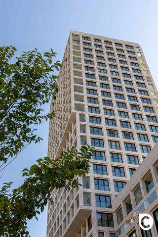 <p><span>Hoogwaardig nieuwbouwappartement met winter- en zomerterras en fenomenaal zicht op de Schelde !</span></p><p><span>Sommige appartementen bieden comfort. Andere bieden een mooi uitzicht. En dan zijn er appartementen waar hoogwaardige materialen, ruimte en buitenleven perfect samenkomen.</span></p><p><span>Welkom in dit prachtige 2-slaapkamerappartement op de 7de verdieping aan de Frans Buyensstraat 15, gelegen in het gegeerde Scheldehof in Nieuw Zuid. Het project werd ontworpen door de internationaal gerenommeerde architect Max Dudler en is opgevat als een harmonisch geheel dat de stad, het landschap en de Schelde met elkaar verbindt.</span></p><h3><span>Wonen aan de Schelde</span></h3><p><span>Residentie Scheldehof combineert rustig wonen met een uitgesproken stedelijke omgeving. De gebouwen zijn naar de Schelde gericht, waardoor vanuit verschillende appartementen en gemeenschappelijke ruimtes weidse vergezichten ontstaan.</span></p><p><span>Ook groen speelt hier een belangrijke rol. Centraal bevindt zich een ruime binnentuin, ontworpen door Bureau Bas Smets, terwijl de terrassen en gaanderijen het buitenleven als vanzelf onderdeel maken van het wonen. Daarnaast kunnen bewoners gebruikmaken van een riant collectief dakterras.</span></p><p><span>Vanuit dit appartement geniet u van een fenomenaal uitzicht over de Schelde. Met een EPC-label A en driedubbele beglazing in aluminium combineert de woning dit uitzicht bovendien met hedendaags en energiezuinig wooncomfort.</span></p><h3><span>Indeling</span></h3><p><span>Met de lift bereikt u de 7de verdieping. De inkomhal verbindt alle ruimtes en is afgewerkt met een stijlvolle visgraat parkettegel, die zorgt voor een warme en elegante uitstraling.</span></p><p><span>Via de stijlvolle gietijzeren deur betreedt u de ruime leefruimte. Dankzij de grote raampartijen valt het natuurlijke licht rijkelijk binnen en trekt het indrukwekkende uitzicht over de Schelde meteen de aandacht.</span></p><p><span>De leefruimte biedt voldoende plaats voor een royale zithoek en eettafel. Aansluitend bevindt zich de open eilandkeuken oorzien van een composiet werkblad en marmeren spoelbak, passend binnen de hoogwaardige uitstraling van het appartement die gedeeltelijk is afgewerkt.</span></p><p><span>Vanuit de leefruimte heeft u rechtstreeks toegang tot zowel het winter- als zomerterras. Beide terrassen vormen een mooie verlenging van de leefruimte en kunnen volledig naar eigen smaak worden ingericht. Het winterterras leent zich bijvoorbeeld uitstekend als gezellige leeshoek of extra zithoek, waar u het hele jaar door kunt genieten van het indrukwekkende Scheldezicht.</span></p><p><span>Verder beschikt het appartement over twee slaapkamers.</span></p><p><span>De badkamer is bijzonder hoogwaardig afgewerkt en volledig uitgevoerd in marmer, met een ruime inloopdouche en lavabo. Ook het aparte toilet werd volledig in marmer afgewerkt en vormt een stijlvol detail.</span></p><p><span>Daarnaast is er een ruime technische berging met voldoende plaats voor zowel wasmachine als droogkast.</span></p><p><span>Ondergronds kan een autostaanplaats optioneel worden aangekocht voor een vraagprijs van 40.000 euro.</span></p><h3><span>Troeven</span></h3><ul><li><span>Ruim winter- én zomerterras</span></li><li><span>Fenomenaal zicht over de Schelde</span></li><li><span>EPC-label A</span></li><li><span>Driedubbele beglazing in aluminium</span></li><li><span>Hoogwaardige en luxueuze afwerking</span></li><li><span>Volledig marmeren badkamer en toilet</span></li><li><span>Open eilandkeuken met composiet werkblad en marmeren spoelbak</span></li><li><span>Groene binnentuin ontworpen door Bureau Bas Smets</span></li><li><span>Absolute toplocatie in Nieuw Zuid</span></li></ul><p><span>Een bijzonder appartement waar hoogwaardige afwerking, energiezuinig comfort, buitenruimte en een uniek Scheldezicht samenkomen. Een woning die u vooral zelf moet ervaren.</span></p>