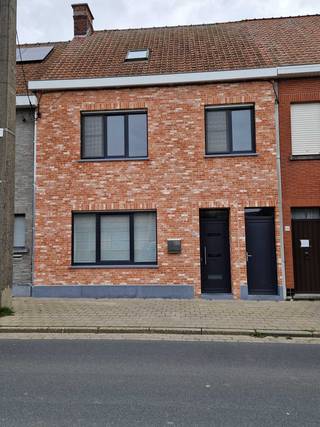 Deze woning met gerenoveerde gevel biedt heel wat ruimte en mogelijkheden.Op het gelijkvloers bevindt zich een inkomhal en open leefruimte (bestaande...
