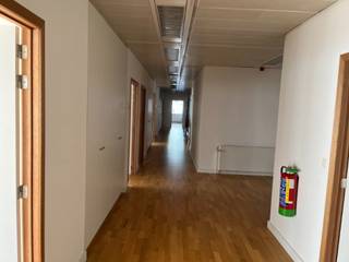 Bureaux à louer dans un immeuble très proche de la Gare Centrale, d'une surface totale de 7.000 m² répartie sur 7 étages. Idéalement situé proche des transports en commun. Ce bâtiment offre des open spaces lumineux. Belle visibilité. Conditions intéressantes.<br />Parking intérieur: à déterminer.<br />Bureau disponible à partir de 1/11/2023.