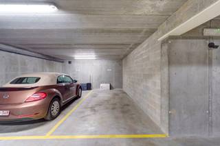Geen gedoe meer met parkeren! Deze ondergrondse autostaanplaats in een modern gebouw (2012) is vlot bereikbaar en biedt je de zekerheid van een...