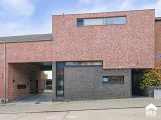 In Lauw, een deelgemeente van Tongeren, vind je dit gelijkvloers handelspand van 140 m², gelegen in residentie &#x27;Casa Pitolo&#x27;.Deze residentie is...