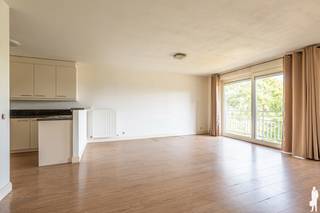 Ruim 2 slpk. appartement op een <strong>toplocatie in Hoogstraten.</strong><br /><br />In het centrum, aan de Gravin Elisabethlaan/Alfred de Wildelaan in "Park Lane Residence" op de 2e verdieping gelegen appartement met een oppervlakte van 99 m² + 2 terrassen. <br /><br /><strong>Het appartement is als volgt ingedeeld:</strong><br />-inkom<br />-ruime leefruimte met open keuken <br />-berging <br />-2 slaapkamers waarvan 1 met balkon<br />-badkamer <br />-toilet<br /><br /><strong>Algemeen: </strong><br />Het appartement wordt verhuurd inclusief ondergrondse parkeerplaats en aparte berging. <br />Gemeenschappelijke kosten: € 136,16/maand<br /><br />Absolute topligging aan park!