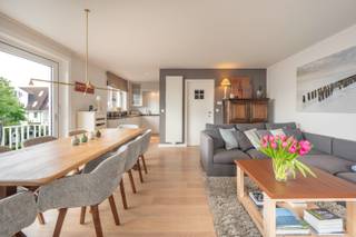 Ruim en comfortabel 3-slaapkamerappartement op de eerste verdieping, gelegen op een uitzonderlijk rustige locatie in Duinbergen, op wandelafstand van Park 58, de Zeedijk en het Stübbenpark.<br /><br />Indeling: een ruime inkomhal met een apart gastentoilet. Royale, lichtrijke woonkamer met toegang tot een aangenaam terras. Open keuken met alle comfort. Verder beschikt het over een ruime badkamer en drie mooie slaapkamers. De hoofdslaapkamer geniet van een mooi open zicht over de paadjes en villa's van Duinbergen. <br /><br />Pluspunten: Het gebouw heeft recent een volledige dakrenovatie ondergaan, inclusief nieuwe zolderisolatie. Een gunstig EPC-attest. De prijs is inclusief garagebox in de residentie.<br /><br />Aarzel niet om contact op te nemen voor meer informatie. Bezoeken enkel op afspraak mogelijk.<br />Ref. A010 