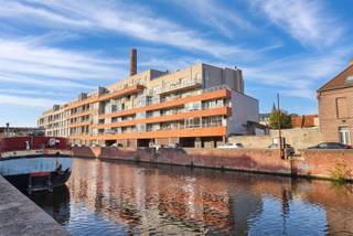 <p><span>Ruim en recent appartement aan het kanaal Kortrijk-Bossuit</span></p><p><span> </span></p><p><span> </span></p><p><span>In Residentie Titan vinden we dit mooi appartement (bewoonbaar 110m²), bestaande uit de inkom met vestiaire en apart toilet, ruime woonkamer met open keuken, drie slaapkamer, badkamer en berging. </span></p><p><span> </span></p><p><span>Er zijn twee leuke terrassen zodat je de hele dag door van de zon kan genieten!</span></p><p><span> </span></p><p><span>Inclusief overdekte en afgesloten autostaanplaats in de residentie.</span></p><p><span> </span></p><p><span>Beschikbaar vanaf 1/12/2026 / het appartement wordt nog volledig herschilderd (wit)</span></p><p><span> </span></p><p><span> </span></p>