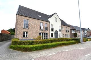 INDIEN U EEN BEZOEK WENST IN TE PLANNEN GELIEVE EEN BEZOEK AAN TE VRAGEN VIA WWW.HILLEWAERE.BE VIA DE RODE KNOP<br /><br />Leuk duplex appartement op de 1e verdieping van een mooi complex in Oud-Turnhout.<br /><br />Indeling:<br />Via de inkomhal met vestiaire en gastentoilet heeft u toegang tot de woonkamer met open keuken (ingericht met koelkast, keramische kookplaat en dampkap). Via de trap in de woonkamer komt u op de verdieping met mezzanine (hier is ruimte om bv. een bureel te plaatsen). Verder zijn hier 2 slaapkamers (waarvan 1 slaapkamer toegang geeft tot het ruime zuid gerichte terras). De badkamer beschikt over een douche, toilet en wastafel. Hier is tevens aansluiting voor wasmachine en droogkast.<br /><br />De huur omvat ook een overdekte staanplaats achteraan en een ruime private kelderberging. <br /><br />Bijzonderheden:<br />* geen lift aanwezig<br />* geen gemeenschappelijke lasten<br />* onmiddellijk beschikbaar