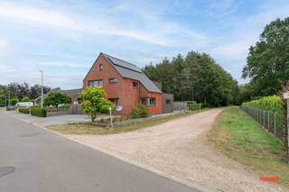 Asselbergen, waarsda? Jep, dat horen we vaker. Want de kans is best groot dat je deze straat inderdaad effe hebt moeten Googlen. Hier kom je namelijk énkel als je er woont, mensen kent die er wonen of als je stiekem wat verdwaald was tijdens een gezellig (fiets)tochtje in ’t groen. Wedden?<br /><br />Dus ja, het is hier rustig wonen. Héél rustig zelfs, want je grenst letterlijk aan ’t groen. <br /><br />En da’s best bijzonder voor een nieuwbouwwoning, toch? Meestal staat ‘ie tussen 50 andere stulpjes in zo’n nieuwe wijk, waar je dagelijks 5 buurvrouwen over de schutting hebt hangen. Gezellig? Zeker. Privacy? Iets minder.<br /><br />Oké, dit is officieel eigenlijk niet echt een nieuwbouwwoning, maar letterlijk alles werd vernieuwd. Hij kan dus pérfect mee met z’n jongere broertjes. Spoiler: het EPC-label is een B, maar echt maar nét. Met een score van 102 kWh/m² gedraagt ‘ie zich stiekem echt wel als een label A, toch?<br /><br />Indeling:<br />Bij binnenkomst via de grote inkomhal kom je meteen rechts bij de badkamer. Tegenwoordig bevindt die zich toch vaak op de eerste verdieping, zeg je? Klopt. En toch werd ‘ie heel bewust hier ingericht: naast de trap naar de slaapkamers, maar toch beneden. Kinderen in de tuin gespeeld? Meteen douche in. Man-of vrouwlief thuis na een dagje hard werken? Je springt zo ’t bad in. Iedereen proper de woonkamer in: check! <br /><br />Maar ook: voor een badkamer van dit formaat op de 1ste verdieping had je boven een slaapkamer moeten opgeven. En geef toe: 4 slaapkamers is toch érg handig? De badkamer is dus heerlijk ruim, met een bad, grote inloopdouche, een dubbele wastafel en heel wat kasten.<br /><br />Aan de achterzijde van de woning vind je de woonkamer. Alle overbodige muren eruit, en een heerlijke open flow. Heb je trouwens gespot hoe praktisch deze werd ingedeeld? Geen kale, rechte ruimte, maar elke functie (koken, wonen, werken) heeft z’n eigen hoekje. We zien dus een grote keuken – met alle snufjes uiteraard – die doorloopt naar een lichte woonkamer. Verder zit dan om de hoek nog een bureau (of speelkamer?) verscholen. Extra rommeltjes kan je nog kwijt in de kelder.<br /><br />Verder heb je naast de keuken de achterinkom, voorzien van vaste kasten en een toilet.<br />Ook zien we hier de toegang naar de wasplaats met – jawel – ook weer heel wat handige kasten.<br /><br />De hal boven is ook lekker ruim, met – je raadt het al – heel wat kasten onder de schuine wand ingebouwd. Handig én mooi. De 3 slaapkamers op deze verdieping zijn allemaal erg groot, maar de master bedroom is helemaal een balzaal. Hier werd dan ook een scheidingswand geplaatst, voor een dressing.<br /><br />Tenslotte vinden we op deze verdieping een apart toilet.<br /><br />Ook de zolder werd volledig afgewerkt, en is een fijne 4de slaapkamer of speelruimte. En ook weer voorzien van – komt ’ie - veel ingebouwde kasten! <br /><br />De tuin is zoals een tuin moet zijn: niet te groot, maar toch vrij. Onderhoudsvriendelijk, maar toch groen. Verder werd aan alles gedacht: een groot zonneterras, 2 overdekte lounges, een fijn speelplekje voor de kinderen, een groot tuinhuis én een poortje via de zijkant. <br /><br />Achter het tuinhuis zit trouwens nog een stukje verscholen, waar je – dankzij de grote poort – nog een auto, mobilhome of aanhanger kwijt kan. Of gewoon als je je vuilnisbakken en andere rommeltjes uit het zicht wil hebben. <br /><br />Een instapklare, neutrale woning op een mooi plekje.