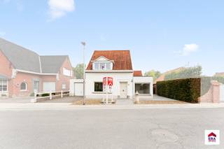 Charmante gezinswoning met tuin in Meulebeke In een rustige en aangename buurt van Meulebeke vindt u deze ruime woning met veel potentieel. Een...