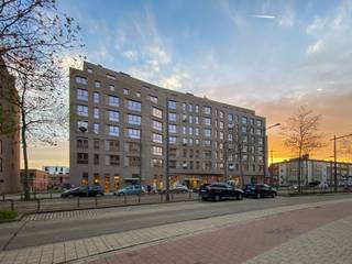 <p>Het appartement is gelegen aan de Dascottelei in Deurne, met een supermarkt in het gebouw en openbaar vervoer voor de deur. Een uiterst praktische en centrale ligging. Het appartement beschikt over een lichtrijke leefruimte met een open, volledig uitgeruste keuken die alle comfort biedt. Via de hal bereik je twee slaapkamers, een bureauruimte tussenin, een handige berging en een badkamer met inloopdouche. Daarnaast is er een ruim en zonnig terras en is er in de ondergrondse garage nog een privatieve autostaanplaats inbegrepen in de huurprijs. De gemeenschappelijke kosten bedragen €80,00 per maand.</p>