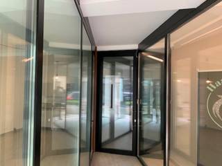 1 eenheid, tussenruimte<br /><br />21m² met kleine etalage mogelijkheid<br /><br />Inkom en toilet gemeenschappelijk met 2 andere eenheden<br /><br />Uitbatingsklaar