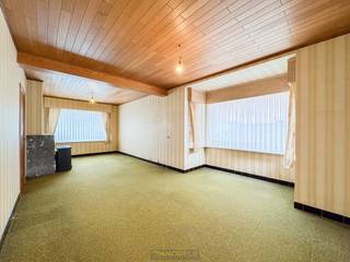 <br /><strong>TE RENOVEREN</strong> <strong>HALFOPEN BEBOUWING</strong> met GARAGE en TUIN op een GUNSTIGE LIGGING in een VERKEERSLUWE FIETSSTRAAT nabij het CENTRUM van MERELBEKE. Deze woning biedt dankzij haar PRAKTISCHE INDELING en UITBREIDINGSMOGELIJKHEDEN heel wat POTENTIEEL en kan, mits renovatie, uitgroeien tot de IDEALE WOONST voor u en uw GEZIN.<br />Op het gelijkvloers betreedt u de inkomhal die toegang biedt tot de woonkamer. Aansluitend bevindt zich de te renoveren keuken met toegang tot de kelder en de badkamer met toilet. Op de 1ste verdieping biedt de nachthal toegang tot 2 slaapkamers en een praktische berging. De zolder biedt bijkomende mogelijkheden voor het creëren van een 3de slaapkamer of hobbyruimte.<br />Buitenshuis beschikt de woning over een ruime oprit, een garage, een bijkomende bergruimte en een knusse tuin waar u in alle rust kan genieten.<br /><br />Adres: Polderstraat 62 te Merelbeke<br /><br />EPC: 886kWh/m², G-score en P-score A, renovatieverplichting van toepassing