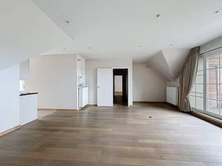 Dit prachtig appartement is op zoek naar nieuwe bewoners! Het beschikt over 2 slaapkamers, 2 terrassen en een gezellige leefruimte.INDELING:- inkomhal met vestiaire- gezellige leefruimte met parketvloer- terras vooraan- keuken voorzien van alle toestellen- praktische berging- terras achteraan- slaapkamer 1 met dressing- badkamer- slaapkamer 2 met ingemaakte kasten- gastentoiletALGEMEEN:- garagebox + grote kelderberging verplicht bij te huren: €50 per maand- centrum Waregem- 2 terrassen- automatische zonnewering- waterverzachter- ingebouwde gashaard- dichtbij invalswegenDe snelste manier om een bezoek te brengen aan deze woning? Vraag je bezoek aan via de rode knop op onze website (www.dewaele.com) en je wordt gecontacteerd door onze makelaar. Telefonisch kunnen er geen afspraken gemaakt worden. Bij andere vragen kun je ons telefonisch contacteren via 056 605 605.
