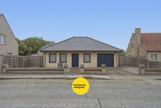 Deze instapklare alleenstaande bungalow, gebouwd in 2006, is rustig gelegen in Ettelgem op een perceel van 455 m² en biedt een bewoonbare...