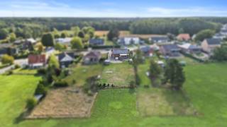 Welkom op de Weg naar As 136 te Opoeteren.<br /><br />Bent u op zoek naar een ruime open bebouwing vlakbij Niel-bij-As?<br />Bent u op zoek naar woning dewelke u als gelijkvloerse woning kan benutten? <br />Dan is deze woning met 4 slaapkamers precies wat u zoekt!<br /><br />Deze woning is gebouwd in 1979 en werd doorheen de jaren zéér goed onderhouden.<br />Het resultaat? Een ruime woning waar jong en oud zich meteen thuis voelt.<br /><br />Ontdek het appartement alvast via de virtuele rondleiding:<br />👉 https://player.vimeo.com/video/1118756819<br /><br />Troeven van het appartement<br />✔ Gunstige ligging<br />✔ Ruim perceel: 21a 15ca<br />✔ Woonoppervlakte (netto): 207,90 m²<br />✔ Bruikbare oppervlakte (netto): 314,90 m²<br />✔ Verwarming op gas<br />✔ D-label : geen renovatieverplichting<br />✔ Asbestveilige woning<br />✔ 4 slaapkamers<br />✔ 3 badkamers<br /><br />Indeling<br />Kelder : 107 m²<br />De woning is volledig onderkelderd, waarbij een inpandige garage voorzien is van 38,27 m².<br /><br />Gelijkvloers: 142,90 m² <br />Het gelijkvloers bestaat uit: inkomhal, woonkamer, berging, toilet, keuken, badkamer 1, badkamer 2, slaapkamer 1, slaapkamer 2 en een veranda.<br /><br />Verdiep: 65 m²<br />Via de vaste trap bereikt u het verdiep.<br />Het verdiep bestaat uit: ruime hal, slaapkamer 3, slaapkamer 4 en badkamer 3.<br /><br />Documenten<br />Het EPC-verslag, de elektrische keuring en de grondplannen kan u eenvoudig downloaden in bijlage.<br /><br />Interesse in een bezichtiging?<br />Bel ons via 089 391 555 of mail naar info@frerevastgoed.be.<br /><br />* Opmetingen van de binnenmaten zijn indicatief en kunnen licht afwijken.