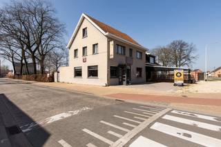 Taverne met groot buitenterras en woongelegenheid nabij het fiets knooppunten net en op de as Kasterlee - Geel.<br /><br />Indeling gelijkvloers: via het grote buitenterras komen we in de gebruiksklare taverne met toog. Links achteraan bevindt zich het sanitaire gedeelte met de nodige voorzieningen in aparte ruimtes voor dames en heren. Van achter de toog komen we in de keuken. Verder rechts, de opslagkamer met de nodige voorzieningen voor wasmachine, droogkast en de inpandige garage. Aan de linkerzijde van de keuken is de trap naar de bruikbare kelder en de ingang naar het woongedeelte.<br /><br />De eerste verdieping bestaat uit een grote vide met toegang tot zithoek en eetplaats van ca. 40 m². De master bedroom van ca. 16 m², (vide, leefkamer en master bedroom zijn ingelegd met eikenhouten parket) en de grote badkamer met douchecabine, toilet, lavabo en het hoekbad. De trap naar de 2de verdieping brengt ons naar 2 grote polyvalente kamers. Verder beschikt dit gebouw over een bergplaats en een binnenkoer met fietsstalling.<br /><br />Extra info: aparte bergplaats I binnenkoer met fietsstalling I Energielabel D. Watertoets: P-score A I G-score A l EPC; energielabel D.