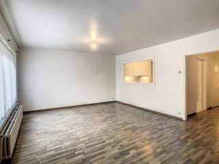 Instapklaar appartement te huur gelegen op een centrale ligging in het stadscentrum van Kortrijk met 2 slaapkamers.<br /><br />Indeling:<br /><br />1°verdieping.: <br />- inkomhal met gastentoilet <br />- leefruimte (26m²) <br />- open keuken (8m² - koelkast, dubbele spoelbak, oven, keramische kookplaat en dampkap) <br />- berging met aansluiting voor wasmachine <br />- slaapkamer met ingemaakte kasten (12m²) <br />- 2e kamer, ideaal als bureau of dressing (7m²)<br />- badkamer met douche/bad en dubbele lavabo (4m²)<br /><br />Algemeen: <br />- gemeenschappelijke kosten: € 50,00/maand<br />- 01/10/2026 beschikbaar!<br />- centrum Kortrijk<br /><br />Vraag snel een bezoek aan via www.dewaele.com!