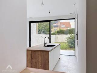 <p>Kwalitatief gerenoveerde woning met stijlvolle afwerking en sterke aandacht voor energiezuinigheid, gelegen op minder dan 2 km van het historisch centrum van Brugge. Winkels, diensten en belangrijke verbindingswegen bevinden zich in de nabije omgeving. De woning omvat een inkomhal met apart gastentoilet, een gezellige leefruimte met zithoek en een prachtig afgewerkte open keuken met eiland en eethoek. Dankzij het grote schuifraam staat de leefruimte rechtstreeks in verbinding met het terras en de tuin, waardoor binnen en buiten mooi in elkaar overvloeien. <br /><br />Op de eerste verdieping bevinden zich de eerste slaapkamer, een apart toilet en een stijlvol afgewerkte badkamer met inloopdouche, ligbad en lavabomeubel. De zolderverdieping werd optimaal benut en ingericht met 2 volwaardige slaapkamers. Via een trapluik is er bovendien toegang tot een extra bergzolder.</p>
<p>Extra troeven:</p>
<ul>
<li>Energiezuinig (EPC A)</li>
<li>Vloerverwarming via Daikin-warmtepomp</li>
<li>10 zonnepanelen</li>
<li>Mechanisch ventilatiesysteem D</li>
<li>Airco’s in slaapkamers en leefruimte</li>
<li>Hoogwaardige en stijlvolle renovatie</li>
<li>Conforme elektrische keuring</li>
<li>Regenwaterput van 5.000 liter</li>
<li>Terras en tuin</li>
<li>Op minder dan 2 km van historisch centrum Brugge</li>
</ul>
<p>Deze woning is te koop ZONDER makelaar via het concept van Smart Houses! Wenst u verdere inlichtingen of een bezoek? Contacteer rechtstreeks de eigenaar via +32483739494</p>