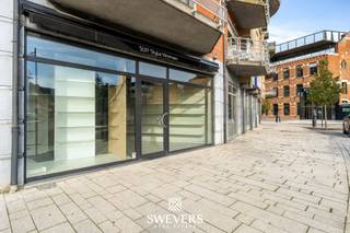 Interesse? Voor meer info en foto’s, surf naar www.SWEVERS.be. - Heb je altijd al gedroomd van een modern handelspand in het stadscentrum? En ben je je hart verloren aan de charmes van de stad Beringen? Dat komt dan héél goed uit! Gelegen naast de recentelijk vernieuwde Grote Markt, pronkt een knap handelspand met een riante etalage. De winkel werd gebouwd in 2003 en is klaar om jouw ondernemersdromen waar te maken. Zo biedt het pand niet alleen een strakke en trendy uitstraling met een vleugje industrieel design, maar ook alle moderne voorzieningen die je nodig hebt. Met een alarminstallatie, airconditioning en internet sta je hier in de startblokken voor een succesvolle onderneming. De ligging van de winkel is haastweg perfect. Dagelijkse passage is hier dus gegarandeerd. Momenteel is het handelspand ingericht als een eigentijdse winkelruimte. De royale etalage brengt de perfecte hoeveelheid licht binnen en creëert een naadloze verbinding met het stadse leven. Met een totale oppervlakte van 111m² geniet je van een praktische indeling om kleding, schoenen en accessoires stijlvol te presenteren. En er werd ook aan het comfort en de opbergmogelijkheden gedacht dankzij een fantastische bergruimte van 52,00m² achteraan de winkel. Bovendien worden de puntjes op de i gezet door de talrijke parkeerplaatsen recht voor de deur! Contacteer ons voor een bezoek ter plaatse via 011 255 155. Bron bewoonbare opp.: EPC-Verslag.