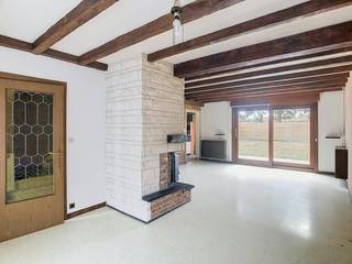 Deze rijwoning vinden we terug in de Hoppelandwijk in Poperinge. Een zeer <br />rustige omgeving nabij het stadscentrum met voldoende parkeerruimte. Parkeren kan aan de straat of op de staanplaats voor de woning.<br /><br />Indeling:<br /><br />* Gelijkvloers 0:<br />- inkomhal met vestiairekast<br />- apart toilet<br />- leefruimte met houthaard<br />- gesloten keuken uitgerust met een keramische kookplaat met dampkap, dubbele spoelbak, vaatwasser, oven en koelkast<br />- aansluitende voorraadberging<br />- inpandige garage met automatische poort voor fietsen en met aansluiting voor wasmachine<br /><br />* Buitenniveau:<br />- zuidwest-gerichte omheinde tuin<br /><br />* Verdieping +1:<br />- nachthal<br />- 4 slaapkamers<br />- apart toilet<br />- vernieuwde badkamer voorzien van een inloopdouche, dubbele wastafel en vele kasten<br /> <br />=> Onmiddellijk beschikbaar<br />=> Elektrische rolluiken aanwezig