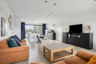 Dit ruime en instapklare appartement combineert comfort, energiezuinigheid en een uitstekende ligging. Met een lichtrijke leefruimte, open keuken, twee slaapkamers, twee terrassen en een praktische extra ruimte biedt dit appartement heel wat mogelijkheden. Bovendien beschikt het over een ruime garage, die optioneel kan worden aangekocht.<br /><br />De ligging is een absolute troef. Vanuit de Kortrijksestraat zijn winkels, horeca en andere dagelijkse voorzieningen vlot bereikbaar. Dankzij de centrale ligging zijn ook de omliggende gemeenten gemakkelijk bereikbaar. Tegelijk geniet u in het appartement van een aangename en rustige woonomgeving.<br /><br />Bij het binnenkomen komt u terecht in de ruime woonkamer met open keuken. De leefruimte geniet van aangenaam lichtinval en biedt rechtstreeks toegang tot twee ruime terrassen, één aan de voorzijde en één aan de achterzijde van het appartement. <br />Verder beschikt het appartement over twee slaapkamers, een badkamer, een apart toilet, een praktische berging.<br /><br />Bij het appartement hoort een ruime garage met kantelpoort. De garage kan afzonderlijk worden aangekocht aan een meerprijs van €30.000.<br /><br /><u>Troeven</u>:
<ul>
<li>Ruim en instapklaar appartement</li>
<li>2 slaapkamers en 2 ruime terrassen</li>
<li>Energiezuinig met E-peil 42 – energielabel A</li>
<li>Rustige en centrale ligging</li>
<li>Interessant voor zowel eigen bewoning als investering</li>
</ul>
Het appartement is momenteel verhuurd aan €850 per maand, exclusief de garage. Dankzij de combinatie van het gunstige E-peil 42 (energielabel A) en de huidige verhuur is dit een interessante opportuniteit voor wie op zoek is naar een investering met een onmiddellijke huurinkomst.<br /><br />Ook als eigen woonst biedt dit appartement heel wat troeven. De ruime leefruimte, twee slaapkamers, twee terrassen en de rustige maar centrale ligging zorgen voor een comfortabele woonomgeving met alle nodige voorzieningen binnen handbereik.<br /><br />Bij interesse, aarzel niet ons te contacteren voor meer informatie of een plaatsbezoek op 051/201.400 of info@dicasa.be