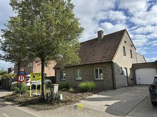 <p><span>Ruime gezinswoning met veel potentieel op een uitstekende locatie.</span></p><p><span>Bij het betreden van de woning kom je terecht in een verzorgde inkomhal met ingemaakte kasten, vestiaire en schoenkast, stijlvol afgewerkt met ingebouwde spots. De lichtrijke leefruimte sluit naadloos aan op de eetkamer en biedt bovendien uitbreidingsmogelijkheden.</span></p><p><span>De keuken is uitgerust met een gasvuur en oven en kan, indien gewenst, verder uitgebreid of gemoderniseerd worden naar eigen smaak.</span></p><p><span>De woning beschikt over maar liefst vier volwaardige slaapkamers op het gelijkvloers, waaronder een sfeervolle kinderkamer/prinsessenkamer. Alle kamers zijn ongeveer even groot en voorzien van praktische ingemaakte kasten en een bureau. Eén van de slaapkamers, gelegen achter de leefruimte, kan eenvoudig geïntegreerd worden in de woonkamer door het verwijderen van een gyprocwand. Zo creëer je moeiteloos een extra ruime, open leefruimte met zicht op de tuin.</span></p><p><span>Verder vind je op het gelijkvloers een aparte berging, een gastentoilet, een wasruimte en een garage met manuele poort. De badkamer is uitgerust met een ligbad, dubbele lavabo en toilet.</span></p><p><span>Op de eerste verdieping bevinden zich nog extra polyvalente ruimtes afgewerkt met laminaat, waaronder een bijkomende slaapkamer en een kinderkamer of bureauruimte. Daarnaast is er een tweede badkamer met inloopdouche, dubbele lavabo en toilet. Als extra troef beschikt deze verdieping over een aangenaam dakterras.</span></p>