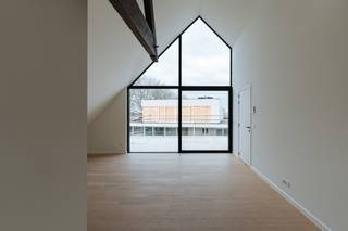 Na jaren van leegstand kreeg het hoekgebouw langs de Sint-Pieterskaai intussen een nieuw leven. Wat ooit het vertrouwde politiecommissariaat was, werd intussen omgevormd tot een uniek woonproject dat geschiedenis en modern wooncomfort op harmonieuze wijze samenbrengt. In dit karaktervolle pand worden 6 stijlvolle appartementen en 3 aantrekkelijke handelsruimtes gerealiseerd, elk met een eigen indeling en uitstraling. De appartementen zijn ontworpen met respect voor het verleden en worden afgewerkt met hoogwaardige materialen die de authentieke sfeer van het gebouw versterken. De appartementen beschikken over een ruim privaat terras met diverse zichten en oriëntaties. In de ondergrondse parkeergarage, te bereiken met autolift, bevinden zich parkeerplaatsen en kelderbergingen.<br /><br /><strong>Enkele troeven van dit appartement:</strong>
<ul>
	<li>Energiezuinig met 100% korting gedurende 5 jaar op de onroerende voorheffing; </li>
	<li>2 ruime slaapkamers waarvan één met dressingruimte;</li>
	<li>Badkamer met douche, bad en dubbele lavabo;</li>
	<li>Ruim terras van maar liefst 29,10 m²;</li>
	<li>Volledig afgewerkt en geschilderd;</li>
	<li>2% registratierechten mogelijk onder voorwaarden.</li>
</ul>
<br />Op zoek naar een woonst met ziel dat zowel historiek als toekomst ademt?<br />Dan nodigen we u van harte uit om de mogelijkheden te ontdekken en een afspraak in te plannen.<br />Voor meer informatie verwijzen wij u graag door naar de website van Residentie De Gendarmerie. 