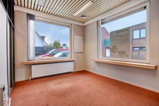 <p><strong>Uniek transformatieproject: combineer wonen en werken op een toplocatie in Arendonk</strong></p>
<p>Op een uitstekende zichtlocatie in het centrum van Arendonk bevindt zich dit voormalige bankgebouw met uitzonderlijk veel potentieel. Dankzij de flexibele indeling en het gebruik van lichte scheidingswanden biedt dit pand niet alleen mogelijkheden als kantoor- of handelsruimte, maar ook als combinatie van handelszaak met bovenliggende woonst.</p>
<p>Het gelijkvloers beschikt momenteel over een open onthaalruimte en diverse afzonderlijke kantoorruimtes. Afhankelijk van uw plannen kan deze verdieping perfect ingericht worden als handelsruimte, praktijk of showroom. Het achterste kantoor biedt bovendien de mogelijkheid om omgevormd te worden tot een inpandige garage, wat een belangrijke meerwaarde vormt voor een toekomstige woonfunctie.</p>
<p>De bovenverdiepingen lenen zich uitstekend voor de creatie van een ruime en comfortabele woning. Doordat een groot deel van de huidige indeling bestaat uit lichte scheidingswanden, kan de eerste verdieping heringericht worden tot een royale leefruimte met woonkamer en open keuken. Daarnaast blijft er voldoende plaats voor een afzonderlijke bureauruimte, tv-kamer, hobbyruimte of strijkkamer. Achteraan bestaat de mogelijkheid om een aangenaam privatief terras te creëren.</p>
<p>Op de tweede verdieping kunnen vervolgens twee tot drie slaapkamers en een volwaardige badkamer worden ingericht, waardoor een ruime gezinswoning ontstaat boven de commerciële ruimte.</p>
<p>Een bijkomende troef is de omvangrijke kelderverdieping met verschillende opslagruimtes. Hierdoor zijn diverse gebruiksconcepten mogelijk. Zo kan men ervoor kiezen om zelf boven het handelspand te wonen en beneden een eigen zaak uit te baten. Daarnaast biedt het pand ook investeringsmogelijkheden waarbij de handelsruimte vooraan afzonderlijk verhuurd wordt, terwijl de bovenliggende woonst een aparte bestemming krijgt. De handelsruimte kan bovendien gekoppeld blijven aan de grote kelderruimtes, wat bijzonder interessant is voor winkels, webshops, vakhandel of andere activiteiten die nood hebben aan extra stockageruimte.</p>
<p><strong>Mogelijke invullingen</strong></p>
<p>✔ Handelspand met privatieve woonst<br />✔ Winkel met bovenliggend appartement<br />✔ Praktijkruimte met gezinswoning<br />✔ Investering met afzonderlijk verhuurbare handelsruimte<br />✔ Showroom met opslag in de kelder<br />✔ Combinatie van wonen, werken en stockeren op één locatie</p>
<p><strong>Troeven</strong></p>
<p>✔ Centrale ligging in het hart van Arendonk<br />✔ Uitstekende commerciële zichtbaarheid<br />✔ Flexibele indeling met verbouwingsingrepen<br />✔ Mogelijkheid tot inpandige garage<br />✔ Potentieel voor terras achteraan<br />✔ Ruime kelder met talrijke opslagmogelijkheden<br />✔ Vlotte verbinding met de E34<br />✔ Interessant voor zowel eigen gebruik als investering</p>
<p><strong>Een uitzonderlijke opportuniteit voor wie op zoek is naar een pand waar wonen, werken en investeren perfect gecombineerd kunnen worden op een toplocatie in het centrum van Arendonk.</strong></p>