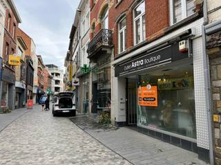 Een commercieel gelijkvloers, centraal gelegen in de Basiliekstraat met een bruto-oppervlakte van +-90,00m². <br />Bestaat uit:<br />Op het gelijkvloers: open commercieele ruimte, opgedeeld in 4 zones (waarvan één met paskamers), elke met een netto-oppervlakte van 16,03 / 17.97 / 10.50 / en 12.60m²); <br />Verder: 2 bergingen -stockruimte met toilet en lavabo, samen 20.60m², kelderruimte<br />Buitenschrijnwerk ALU - Airco inverter<br />EPC: opgevraagd <br />Tellers water, gas en elektriciteit<br />Perceeloppervlakte: 1a 23ca - kadastraal inkomen: 1.654 EUR (NG)<br />Stedenbouwkundige inlichtingen aanwezig op kantoor.