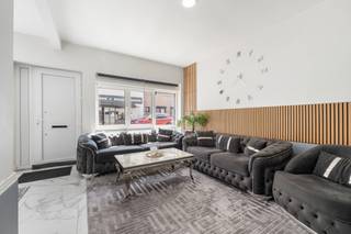 <p>Charmante hoekwoning in het centrum van Hamme, rustig gelegen en vlak bij winkels, scholen en openbaar vervoer.</p>
<p>Deze grotendeels gerenoveerde gesloten bebouwing combineert een centrale ligging met aangenaam wooncomfort. De woning is instapklaar en geniet van veel natuurlijke lichtinval, wat zorgt voor een open en aangename sfeer. Dankzij de praktische indeling en de drie slaapkamers is dit huis ideaal voor gezinnen, koppels of wie op zoek is naar extra ruimte. Gelegen in een residentiële omgeving, woon je hier rustig terwijl alle voorzieningen van het centrum binnen handbereik liggen. Bovendien beschikt de woning over een gunstig EPC-label C.</p>
<p>• Lichtrijke grote woonkamer met aangename leefruimte<br />• Functionele keuken uitgerust met keramische kookplaat, oven, dampkap en enkele spoelbak<br />• Apart toilet met handenwasser<br />• Praktische ruime berging met aansluiting voor wasmachine en droogkast<br />• Drie volwaardige slaapkamers<br />• Badkamer met inloopdouche, toilet en spoelbak</p>
<p>• Centraal, doch rustig gelegen in Hamme<br />• Grotendeels gerenoveerde en instapklare woning<br />• Veel natuurlijk lichtinval in de leefruimtes en plaats voor een home desk in te richten in de inkomhal</p>
<p>Neem vandaag nog contact op met je ERA-makelaar voor een bezoek. JOUW DROOMHUIS. ZO GEVONDEN!</p>