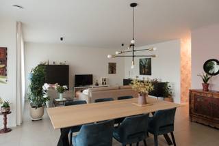 <p>Lichtrijk gelijkvloers appartement met 3 slaapkamers en ruim terras in centrum Oud-Turnhout</p><p>Dit ruime (137 m2) gelijkvloerse BEN 20 appartement ligt in het recente nieuwbouwproject Ter Dijke (bouwjaar 2022) vlakbij het centrum van Oud-Turnhout, met winkels, scholen en openbaar vervoer op wandelafstand.</p><p>De leefruimte, eetruimte en keuken (55 m2) vormen samen één brede, lichtrijke ruimte die uitkijkt op het groene terras. De keuken heeft kwalitatieve inbouwtoestellen zoals inductie kookplaat, oven, microgolfoven, afwasmachine en inbouwkoelkast van Siemens, een keukeneiland met opbergschuiven en ingemaakte kasten. Een ruime berging van 7,5 m2 aansluitend bij de keuken zorgt voor extra opbergruimte. Hier vind je ook het mechanische ventilatiesysteem, type D.</p><p>Er zijn twee ruime slaapkamers, waarvan één met ingemaakte kast, en een kleinere derde slaapkamer die ook geschikt is als bureau of logeerkamer. De hoofdslaapkamer heeft aansluitend een eigen badkamer met naast douche, wastafel en toilet ook een ingemaakte kastenwand.<br />De tweede badkamer heeft een douche, wastafel met vier schuiven en een ingemaakte kast..<br />Daarnaast ligt een extra berging met aansluiting voor wasmachine en droogkast.</p><p>Bij het appartement horen twee parkeerplaatsen met een breedte van 3,5 m (achter elkaar) in de ondergrondse parking en een ruime berging van 7,2 m2.</p><p>In de ondergrondse parking is er een gemeenschappelijke fietsenberging met fietsenlift en een ruimte voor de vuilniscontainers.</p>