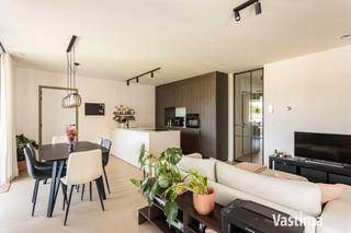 Bent u op zoek naar een instapklaar appartement waar luxe, comfort, duurzaamheid en een centrale ligging hand in hand gaan? Dan is dit een unieke kans die u niet wilt missen.<br /><br />Gelegen in het bruisende hart van Merelbeke bevindt u zich op wandelafstand van gezellige horecazaken, boetieks, een bakker en alle dagelijkse voorzieningen. Liefhebbers van wandelen en fietsen kunnen hun hart ophalen dankzij het uitgebreide netwerk van wandel- en fietsroutes, terwijl de nabijheid van het openbaar vervoer en de uitstekende verbindingen naar de campussen van UGent en HoGent, de E40, E17 en R4 zorgen voor een optimale bereikbaarheid.<br /><br />Dit is geen standaardappartement, maar een full-option woonconcept waar werkelijk aan elk detail werd gedacht. Hoogwaardige parketvloeren met vloerverwarming zorgen voor een warme en stijlvolle uitstraling, terwijl de luxueuze keuken, maatwerkkasten, elegante smeedijzeren binnendeur, extra stopcontacten en aanwezige verduistering getuigen van een hoog afwerkingsniveau. Bovendien voldoet het appartement aan de hoogste hedendaagse normen dankzij een warmtepomp, zonnepanelen, een ventilatiesysteem, een lift en een uitstekend EPC-label A / E-Peil 12!<br /><br />Het appartement maakt deel uit van residentie Sequoia, gebouwd in 2025 en slechts beperkt bewoond.<br /><br />Met een oppervlakte van 71 m² en 19 m² terrassen, werd elke vierkante meter optimaal benut. De lichtrijke leefruimte met open keuken vormt het hart van het appartement en sluit naadloos aan op het zonnige zuidwestgerichte terras waar u geniet van een aangenaam uitzicht op de gemeenschappelijke tuin. Het is de ideale plek om in alle rust te ontspannen of gezellig gasten te ontvangen.<br /><br />De ruime slaapkamer beschikt over een eigen terras en een stijlvolle ensuite badkamer met inloopdouche en badkamermeubel. Daarnaast zijn er een afzonderlijk gastentoilet met handenwasser en een praktische berging.<br /><br />In de verkoop zijn een ondergrondse autostaanplaats en een private kelderberging inbegrepen. Daarnaast geniet u van het vrije gebruik van de gemeenschappelijke fietsenstalling met fietsenlift.<br /><br />Een bijkomende troef is de esplanade die de Kerkstraat en de Sportstraat op een aangename manier met elkaar verbindt en zo bijdraagt aan de kwalitatieve en groene woonomgeving.<br /><br />Ook voor investeerders biedt dit appartement een bijzonder interessante opportuniteit. Dankzij de afwerking, de energiezuinige technieken en de uitstekende ligging wordt een geraamde huurprijs van € 950 per maand voorzien, wat dit appartement niet alleen aantrekkelijk maakt om zelf te bewonen, maar ook als zorgeloze investering.<br /><br />* Stedenbouwkundige inlichtingen in aanvraag.