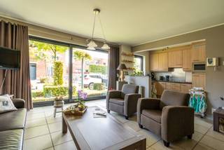 <p>Dit verzorgde gelijkvloerse appartement combineert comfortabel wonen met een uiterst praktische ligging. Dankzij de veilige residentie en de aanwezigheid van een eigen afgesloten garage in de ondergrondse parkeergarage vormt dit appartement een ideale woonst voor zowel eigen bewoning als investering.</p>
<p>Via de gemeenschappelijke inkomhal, uitgerust met een lift en trap naar de ondergrondse verdieping, bereikt u het appartement. De privatieve inkomhal beschikt over een gastentoilet en biedt toegang tot alle woonvertrekken. De aangename leefruimte van circa 32 m² geniet van een natuurlijke lichtinval en sluit naadloos aan op de open keuken van ongeveer 7 m². De badkamer, met een oppervlakte van circa 7 m², is volledig uitgerust met een douche, ligbad en een dubbele lavabo geïntegreerd in een badkamermeubel.</p>
<p>Het appartement beschikt over twee volwaardige slaapkamers van respectievelijk ongeveer 11 m² en 15 m². Beide kamers geven rechtstreeks uit op het ruime achterliggende terras, waar u in alle rust kunt genieten van de buitenruimte.</p>
<p>In de ondergrondse verdieping bevindt zich de privatieve garage, afgesloten met een kantelpoort, wat zorgt voor extra comfort en veiligheid.</p>
<p>De ligging vormt zonder twijfel een belangrijke troef. De bakker bevindt zich letterlijk naast de deur, terwijl supermarkt, openbaar vervoer, gezondheidsvoorzieningen en tal van andere dagelijkse voorzieningen op wandelafstand bereikbaar zijn. Hierdoor geniet u van een uitzonderlijk wooncomfort waarbij alles binnen handbereik ligt.</p>