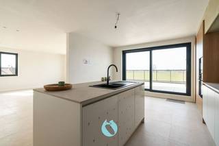 Residentie Due is een bijzonder leuke kleinschalige nieuwbouwresidentie gelegen te Wippelgem Dorp. <br /><br />Fantastische ligging die de rust van het platteland combineert met een goede bereikbaarheid.<br />Het uitzicht op ‘den akker’ is meer dan uniek en zorgt voor een het ultieme rustgevoel.<br />Thuiskomen en genieten…<br /><br />Het gebouw is ontworpen door ingenieur-architect Karel Sichien en werd ingericht met gevoel voor ruimte, vakmanschap en luxueus wonen.<br />Bovendien met bijzondere aandacht voor energiezuinig wonen.<br />Alle appartementen zijn namelijk voorzien van een warmtepomp in combinatie met vloerverwarming, ventilatiesysteem (C+) en super isolerende beglazing.<br />Bewoners kunnen zowel via de open traphal als met de lift naar hun verdieping.<br /><br />Het gebouw bestaat uit 4 appartementen in een mix van 1, 2 en 3 slaapkamers. Alle appartementen beschikken over een aangenaam terras.<br />Comfortabel parkeren op de eigen site met 3 garageboxen, 3 staanplaatsen en een overdekte fietsenberging. <br /><br /><em><u>Appartement 1.1</u><br />Werkelijk een prachtig appartement dat over alle troeven beschikt om u te charmeren. <br />Indeling: Inkom, leefruimte, volledig uitgeruste keuken met groot eiland, bezoekerstoilet, 1 douchekamer, 1 badkamer met vrijstaand bad, ruime berging, 3 volwaardige slaapkamers en een magniefiek groot terras (40m²).  Alle ruimte van een woning gebundeld in het comfort van een appartement.<br />Het terras heeft een prachtig uitzicht over de eindeloze weilanden en is bovendien ZW-georiënteerd.  </em><br /><br />Het project is afgewerkt en opgeleverd.<br />Er bestaat de mogelijkheid om aan te kopen aan 6% BTW mits aan alle voorwaarden voldaan.<br /><br />Bezoek ter plaatse steeds mogelijk!<br />Contacteer ons telefonisch op 09/258.13.13 of per mail naar verkoop@vastgoeddevos.be