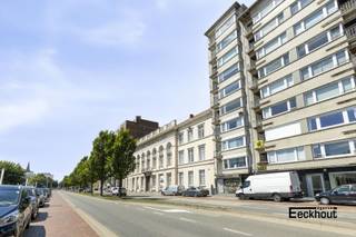 Dit ruim en lichtrijk appartement in het centrum biedt de ideale uitvalsbasis om te worden ondergedompeld in het stadsleven. Het appartement, vol potentieel mits enkele renovatiewerken,, bestaat uit een ruime centrale inkomhal met inbouwvestiaire, een leefruimte met weids zicht over de jachthaven en de iconische Mercator, een keuken met terras, 1 slaapkamer momenteel ingericht als dressing, 2 slaapkamers achteraan waarvan 1 met terras en 1 met lavabomeubel, badkamer voorzien van een lavabomeubel, ligbad, toilet en bidet en nog een afzonderlijk toilet. Beide terrassen zijn voorzien van een buitenberging. Ook is er een gemeenschappelijke fietsenberging en een private kelderberging aanwezig Het appartement bevindt zich vlakbij het station, winkels, allerhande horeca, park, 'bosje' en strand maar biedt door de hogere verdieping veel rust en privacy. Kortom alles wat nodig is voor een comfortabel leven. Het appartement kreeg een EPC-label C waardoor er geen renovatieplicht is. Vraag zeker uw bezoekje aan!