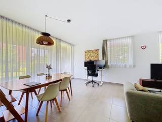 Cet appartement situé au rez-de-chaussée est la maison idéale pour les personnes qui souhaitent vivre dans le centre mais au calme. Ici, vous pourrez vous détendre complètement en admirant la vue sur le parc Warande. L'appartement se compose d'un hall d'entrée qui donne accès à des toilettes invités. Nous trouvons également 3 chambres (une avec accès à une salle de bain avec baignoire et toilettes). Une salle de douche séparée avec lavabo est également prévue ici ! Nous trouvons également l'espace de vie spacieux et lumineux avec une cuisine ouverte. Il est équipé de toutes les installations (plaque de cuisson, four combiné, réfrigérateur avec congélateur, lave-vaisselle,...). Attenant à l'espace de vie, nous avons le passage vers la terrasse et le jardin. Vous pourrez y profiter de moments ensoleillés en plein air. Un abri de terrasse est également fourni ici.Enfin, une place de parking et un stockage souterrain sont également inclus.Un atout absolu ici est la présence d'une piscine commune. Sur réservation, vous pouvez profiter de ces installations et de l'espace bien-être !Le prix de location comprend un sous-sol et une place de parking. L'appartement est parfaitement visible grâce aux écrans solaires.Disponible à partir du 01-09-2026.Le chauffage est fourni au gaz.Forfait commun : 175,00€ par moisSouhaitez-vous visiter cet appartement au rez-de-chaussée au cœur d'Aalter ? N'oubliez pas de demander votre visite via MijnhuurProfiel !